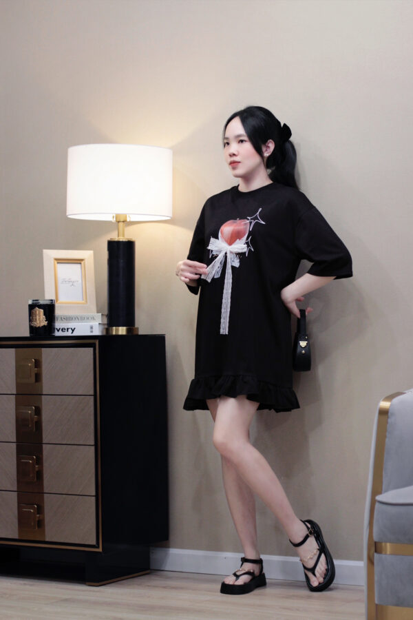Váy suông form rộng họa tiết táo nơ điệu đà - Mẫu váy nữ đẹp, trẻ trung, mặc đi chơi, dạo phố | Meow Shop - Hình ảnh 2