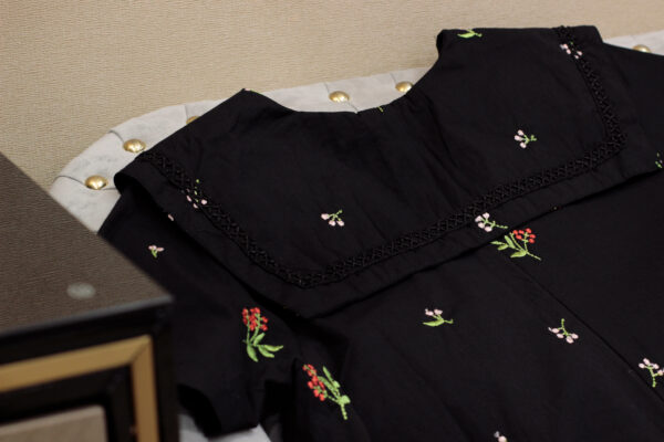 Váy Babydoll cổ Peter Pan thêu hoa nhí xinh xắn, váy dáng suông rộng rãi thoải mái mặc đi chơi, đi làm - Hình ảnh 3