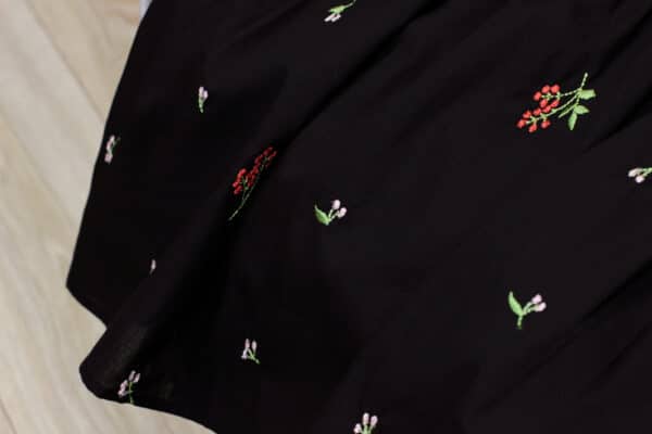 Váy Babydoll cổ Peter Pan thêu hoa nhí xinh xắn, váy dáng suông rộng rãi thoải mái mặc đi chơi, đi làm - Hình ảnh 4