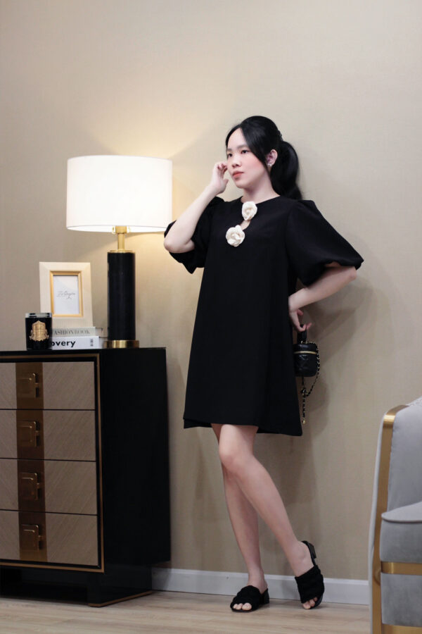 Váy suông cổ tròn đính hoa trà cách điệu, dáng ngắn trẻ trung, thanh lịch - Mẫu váy nữ đẹp, thiết kế độc đáo - Hình ảnh 2