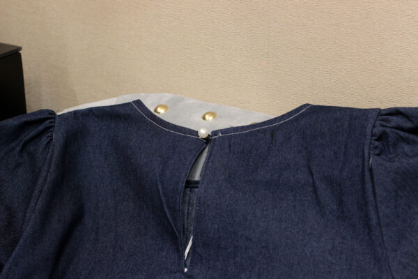 Váy suông denim cổ tròn, tay ngắn đính nút hoa, phối ren trắng điệu đà - Mặc đi chơi, du lịch phong cách - Hình ảnh 3