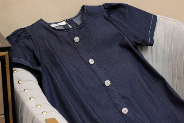 Váy suông denim cổ tròn, tay ngắn đính nút hoa, phối ren trắng điệu đà - Mặc đi chơi, du lịch phong cách - Hình ảnh 4