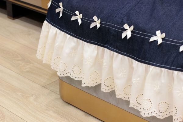 Váy suông denim cổ tròn, tay ngắn đính nút hoa, phối ren trắng điệu đà - Mặc đi chơi, du lịch phong cách - Hình ảnh 6