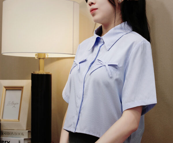 Áo Croptop Cổ Sơ Mi Kẻ Sọc Túi Giả Đính Nơ Tay Ngắn - Hình ảnh 2
