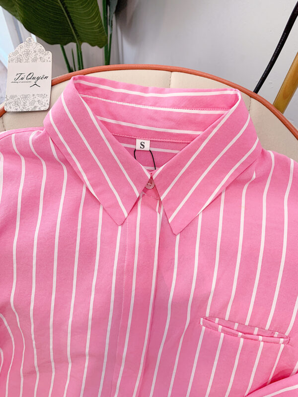 Áo sơ mi nữ croptop kẻ sọc dọc nút cài lệch tà tay dài chất liệu thô - Hình ảnh 4