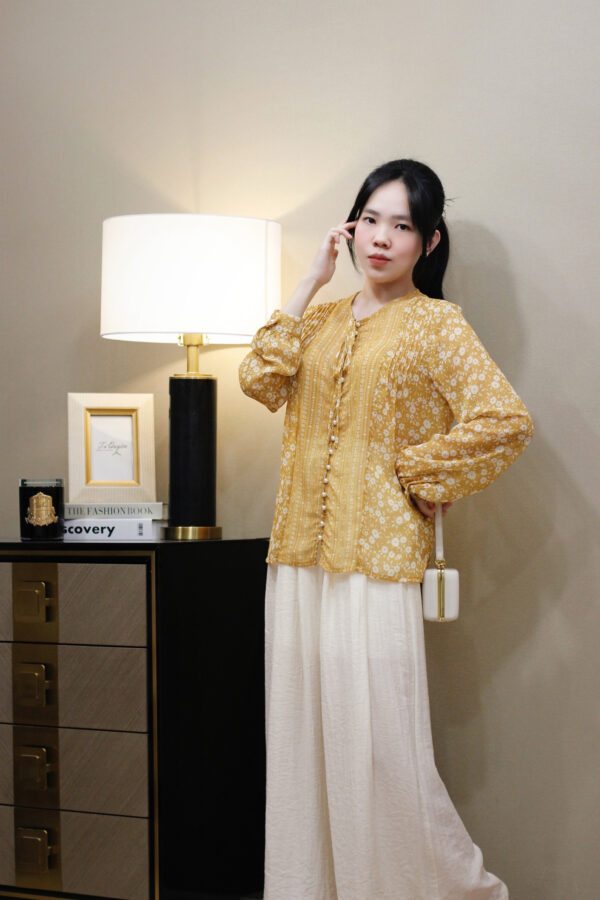 Áo Sơ Mi Hoa Nhí Cổ Tròn Buộc Nơ Xếp Ly Ngực Cài Nút Ngọc Trai Tay Dài - Hình ảnh 5