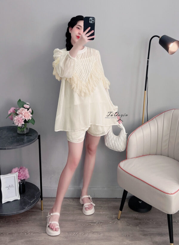 Set áo quần nữ cổ tròn phối ren tay dài bo chun, quần ngắn lưng thun phong cách đi chơi du lịch - Hình ảnh 5
