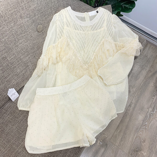 Set áo quần nữ cổ tròn phối ren tay dài bo chun, quần ngắn lưng thun phong cách đi chơi du lịch - Hình ảnh 3