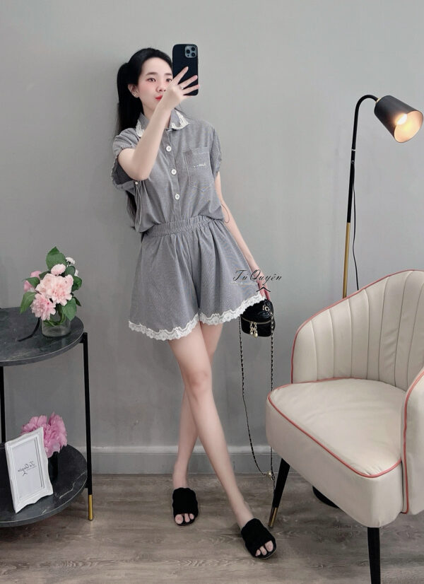 Set Caro Phối Ren Áo Sơ Mi Nút Dọc Túi Trước, Quần Ngắn Lưng Thun - Hình ảnh 2