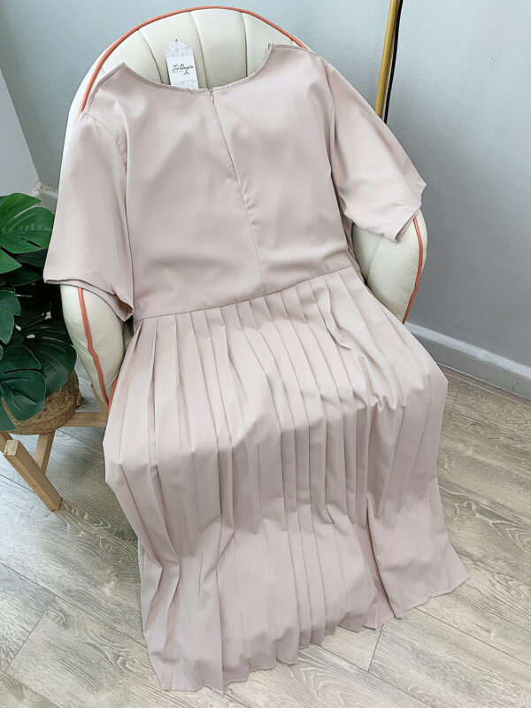 Váy Midi Cổ Tròn Chiết Eo Xếp Ly Tay Ngắn Phong Cách Thanh Lịch - Tú Quyên - Ảnh 4