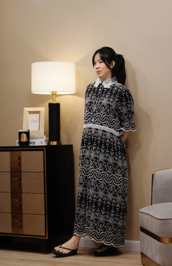 Váy Midi Thêu Hoa Cổ Phối Ren Nút Dọc Tay Ngắn Bo Chun - Thiết Kế Thanh Lịch, Chất Liệu Thô Thoáng Mát - Hình ảnh 4