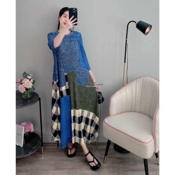 Váy Midi Lụa Dập Ly Cổ Tròn Tay Lỡ - Thiết Kế Ca Rô, Phong Cách Đi Chơi - Ảnh 5