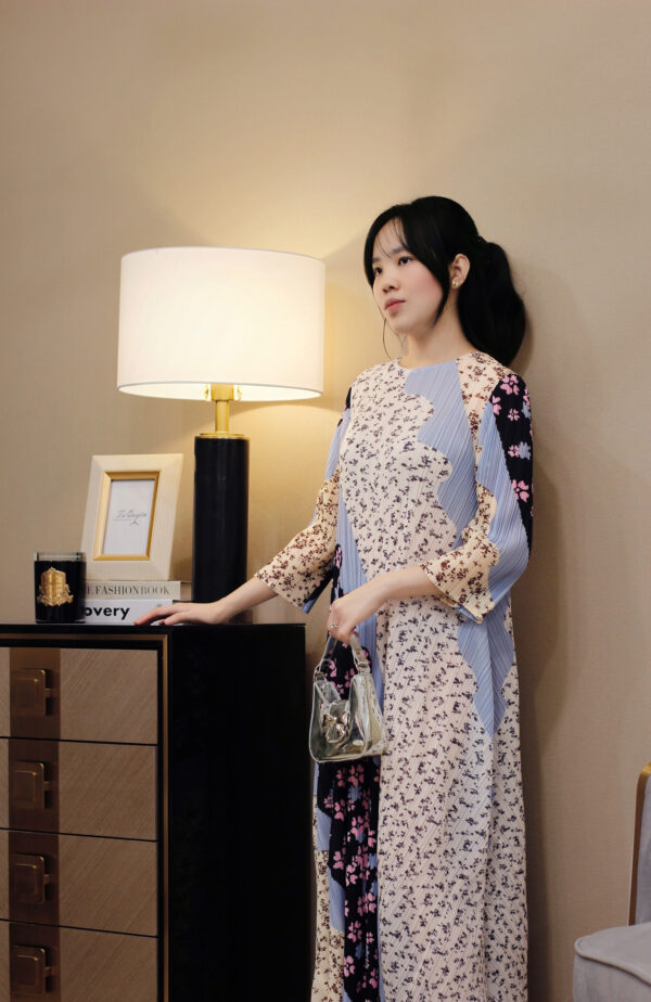 Váy Midi Lụa Dập Ly Cổ Tròn Phối Hoa Nhí Tay Lỡ - Hình ảnh 4