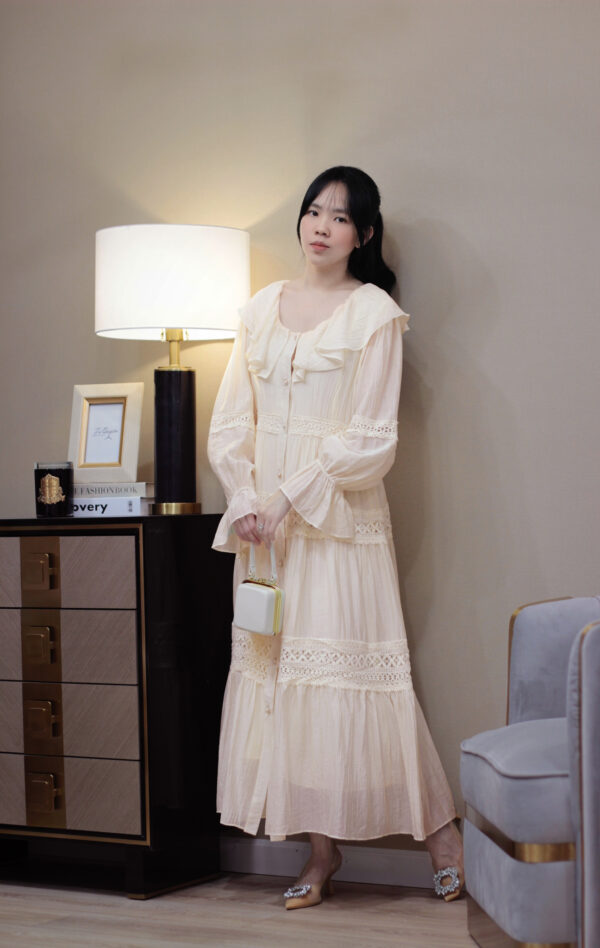 Váy Midi Voan Cổ Tròn Viền Bèo Nút Dọc Phối Ren Tay Dài Bo Chun Có Lót - Hình ảnh 3