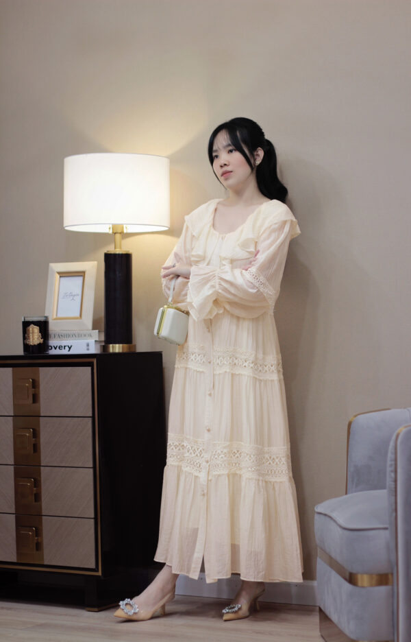 Váy Midi Voan Cổ Tròn Viền Bèo Nút Dọc Phối Ren Tay Dài Bo Chun Có Lót
