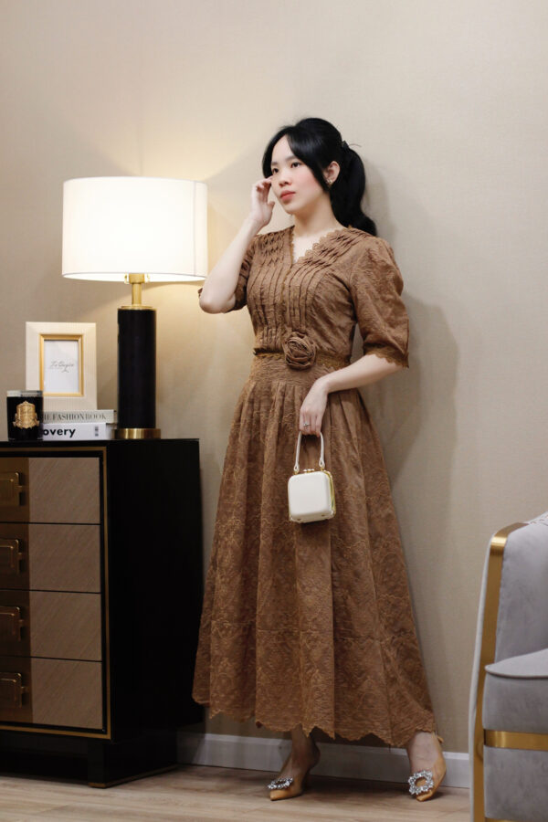 Váy Midi Voan Thêu Hoa Cổ V Phối Ren Đính Hoa Chiết Eo Tay Ngắn Có Lót - Trang phục đi tiệc nhẹ, đi làm - Ảnh 4