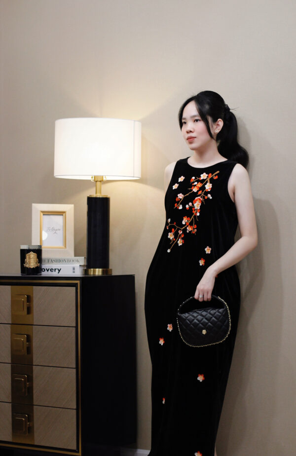 Váy Midi Nhung Cổ Tròn Thêu Hoa 2 Túi Bên Sát Nách - Hình ảnh 3