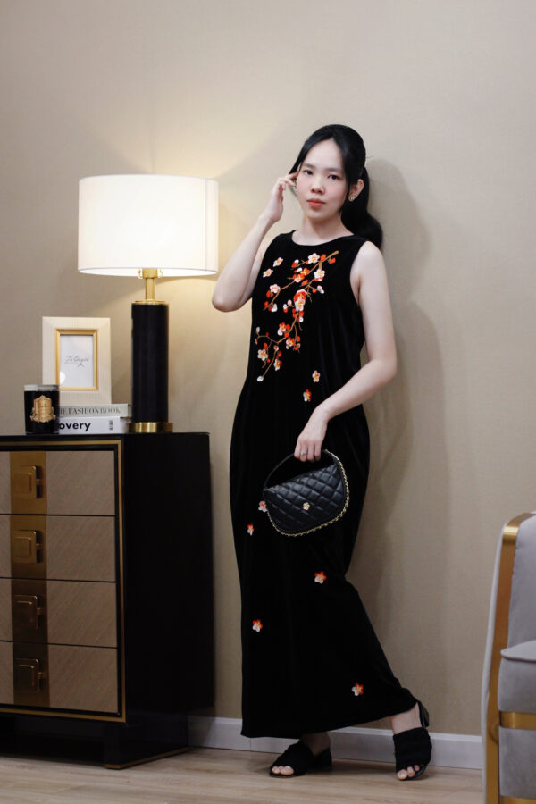 Váy Midi Nhung Cổ Tròn Thêu Hoa 2 Túi Bên Sát Nách - Hình ảnh 2