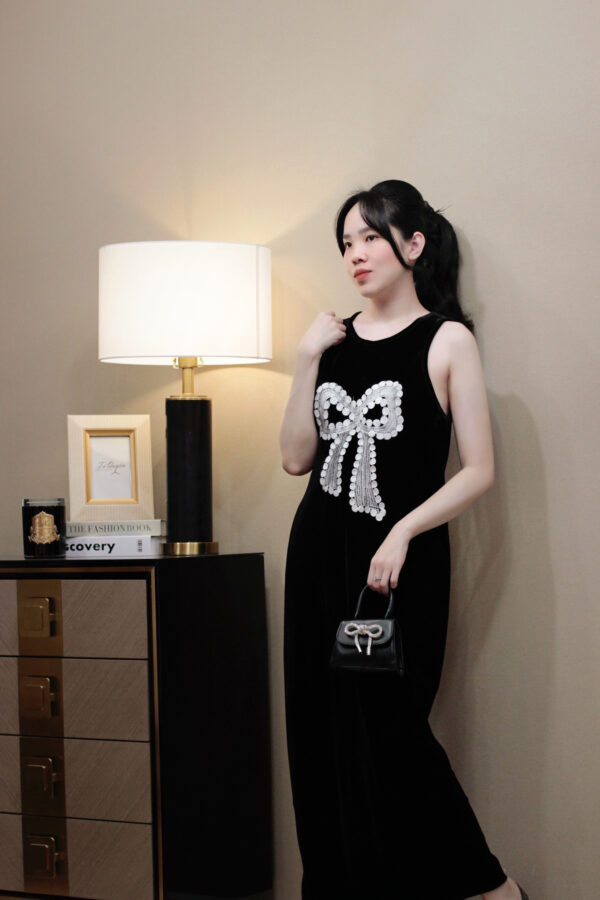 Váy Midi Nhung Cổ Tròn Thêu Nơ 2 Túi Bên Sát Nách - Hình ảnh 3