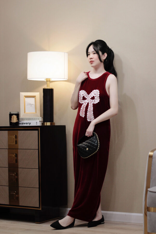 Váy Midi Nhung Cổ Tròn Thêu Nơ 2 Túi Bên Sát Nách - Hình ảnh 18