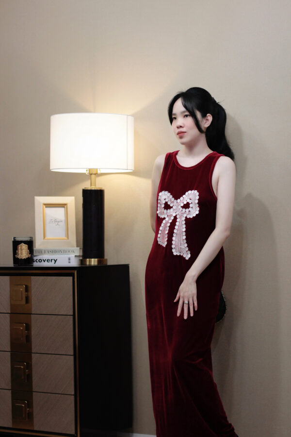 Váy Midi Nhung Cổ Tròn Thêu Nơ 2 Túi Bên Sát Nách - Hình ảnh 17