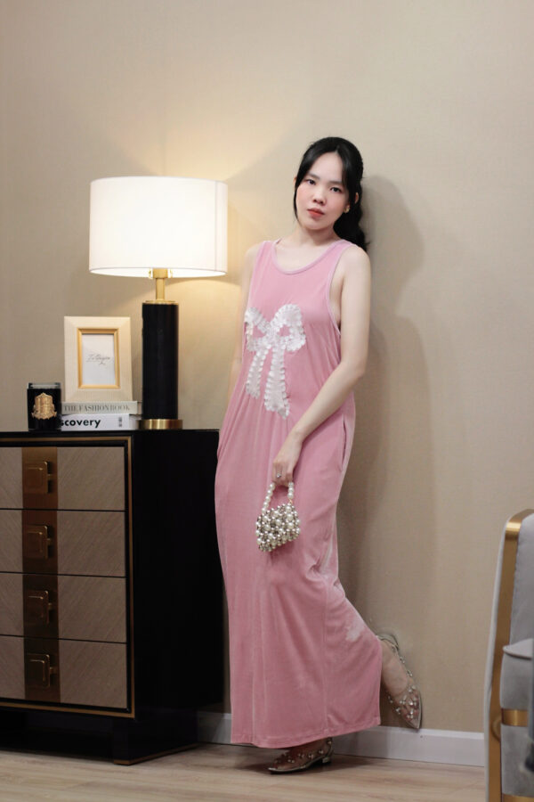 Váy Midi Nhung Cổ Tròn Thêu Nơ 2 Túi Bên Sát Nách - Hình ảnh 13