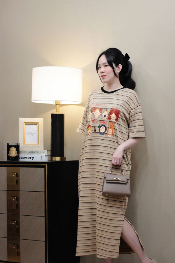 Váy Midi Thun Sọc Cổ Tròn In Hình Tay Ngắn 2 Túi Bên - Phong Cách Daily Năng Động - Hình ảnh 14