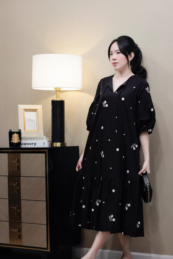 Váy Midi Thêu Hoa Cổ Tròn Cột Nơ Đuôi Cá Tay Lỡ Bo Chun 2 Túi Bên Có Lót - Hình ảnh 2