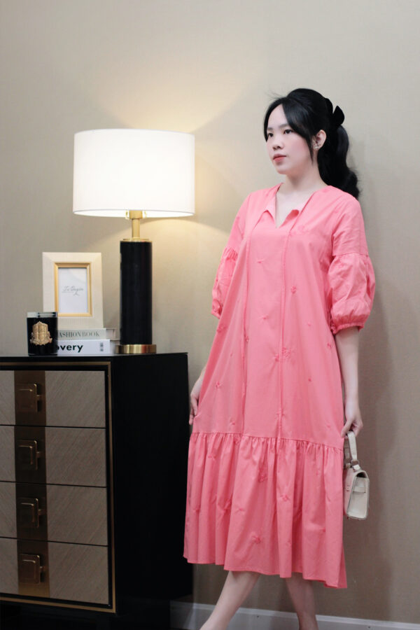 Váy Midi Thêu Hoa Cổ Tròn Cột Nơ Đuôi Cá Tay Lỡ Bo Chun 2 Túi Bên Có Lót - Hình ảnh 17
