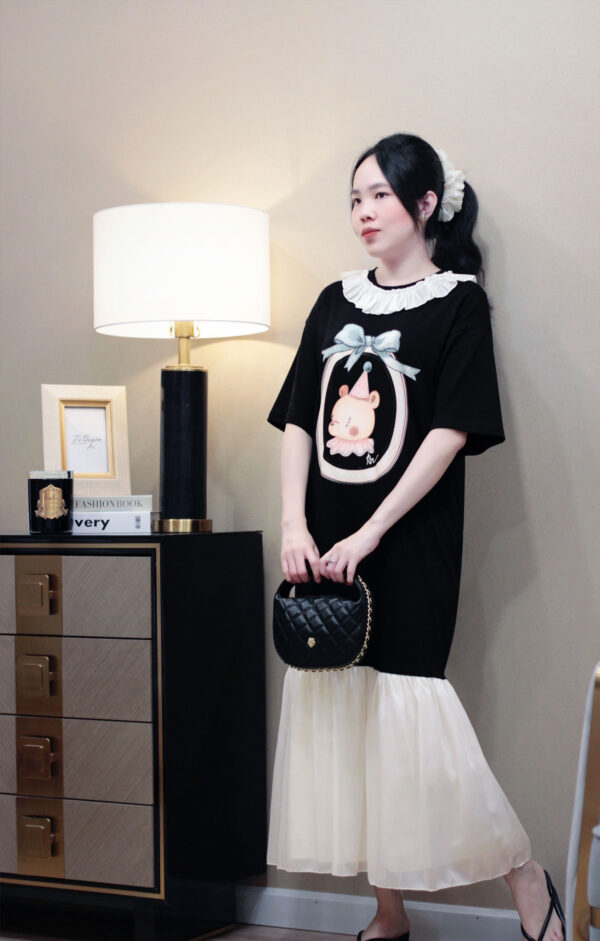 Váy Midi Thun Cổ Tròn Viền Bèo Hình Gấu Đuôi Cá Voan Tay Ngắn Đi Chơi Du Lịch - Hình ảnh 2