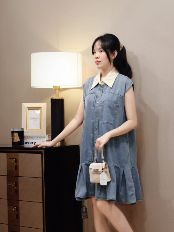 Váy suông jean cổ sơ mi phối màu túi hai bên sát nách - Ảnh 4