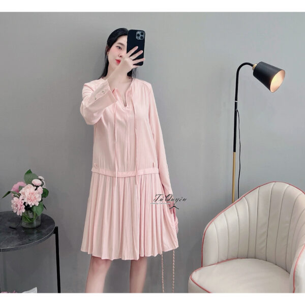Váy suông cổ tròn cột nơ đuôi cá xếp ly tay dài đính nút - Ảnh 10