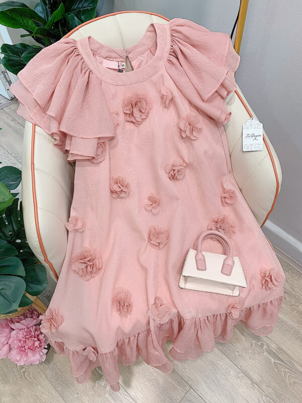 Váy suông cổ tròn đính hoa đuôi cá tay cánh tiên - Ảnh 3