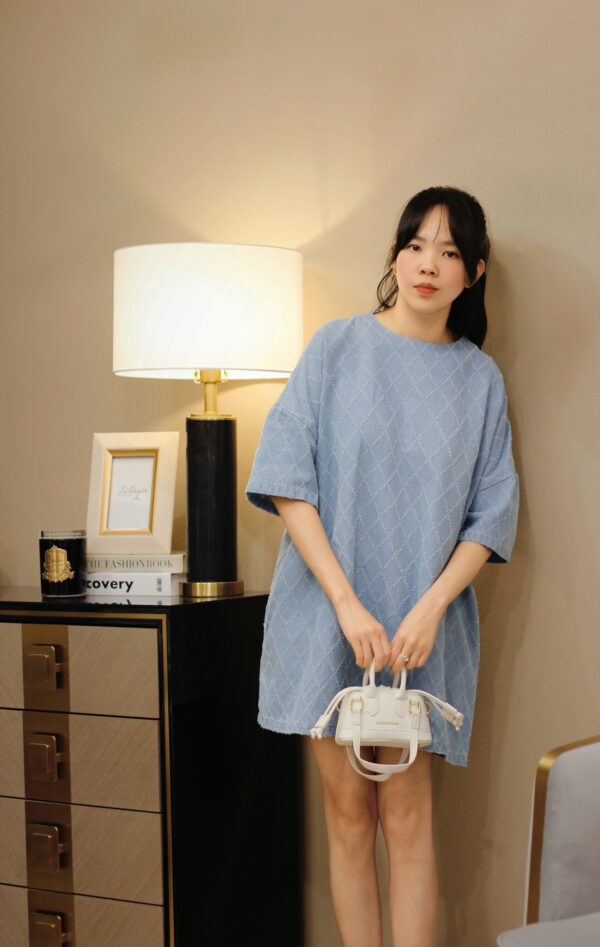 Váy suông jean cổ tròn kẻ chéo tay ngắn - Hình ảnh 4