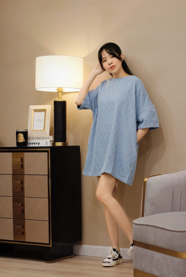 Váy suông jean cổ tròn kẻ chéo tay ngắn - Hình ảnh 3