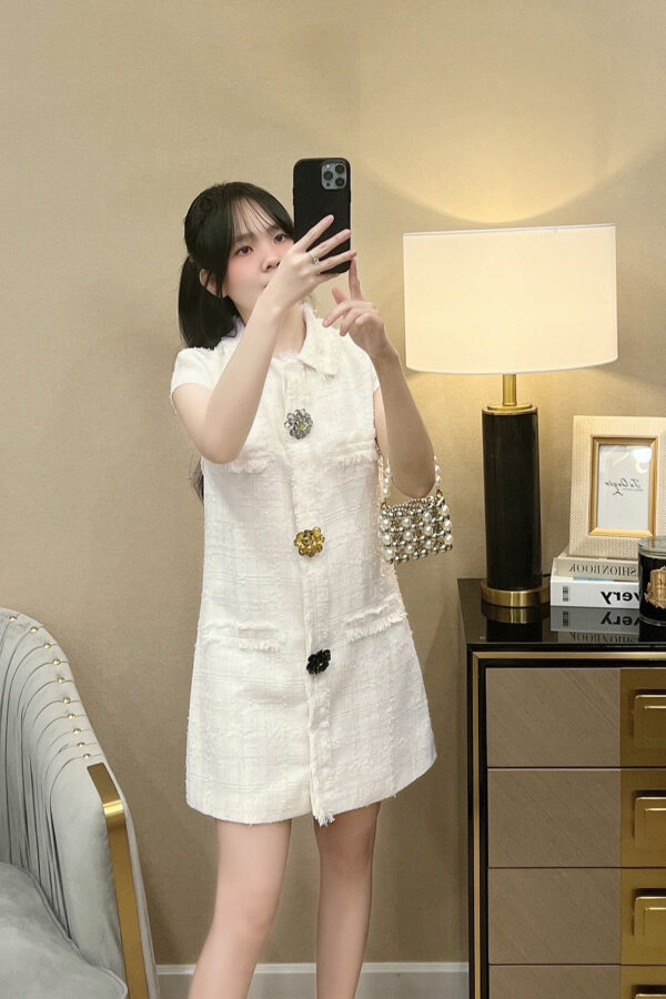 Váy Suông Dạ Cổ Sơ Mi Nút Cài Đính Hoa Tay Ngắn Thanh Lịch - Hình ảnh 5