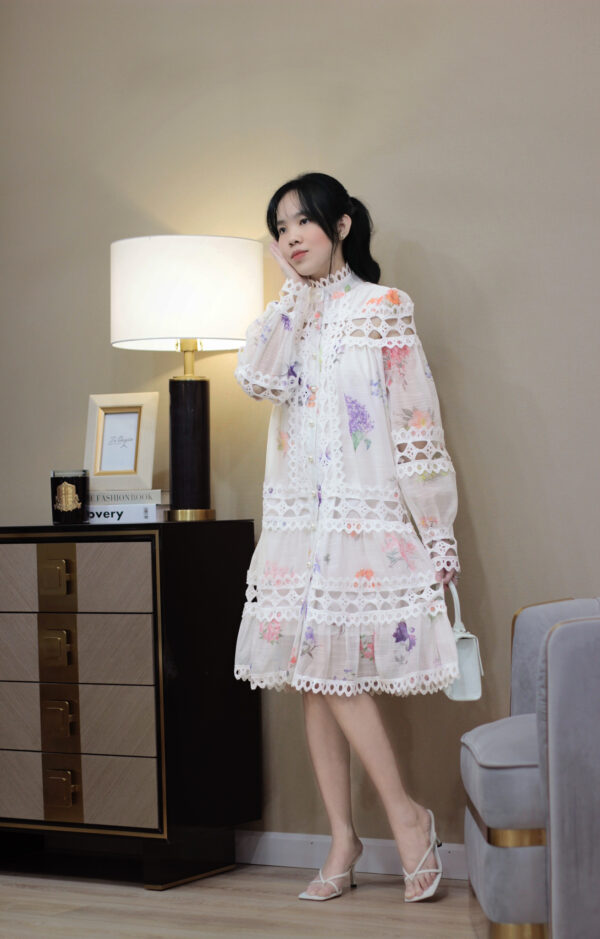 Váy suông voan hoa phối ren cổ cao tay dài