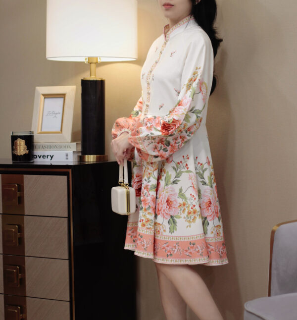 Váy suông hoa cổ cao nút dọc chiết eo tay dài bo chun - Ảnh 4