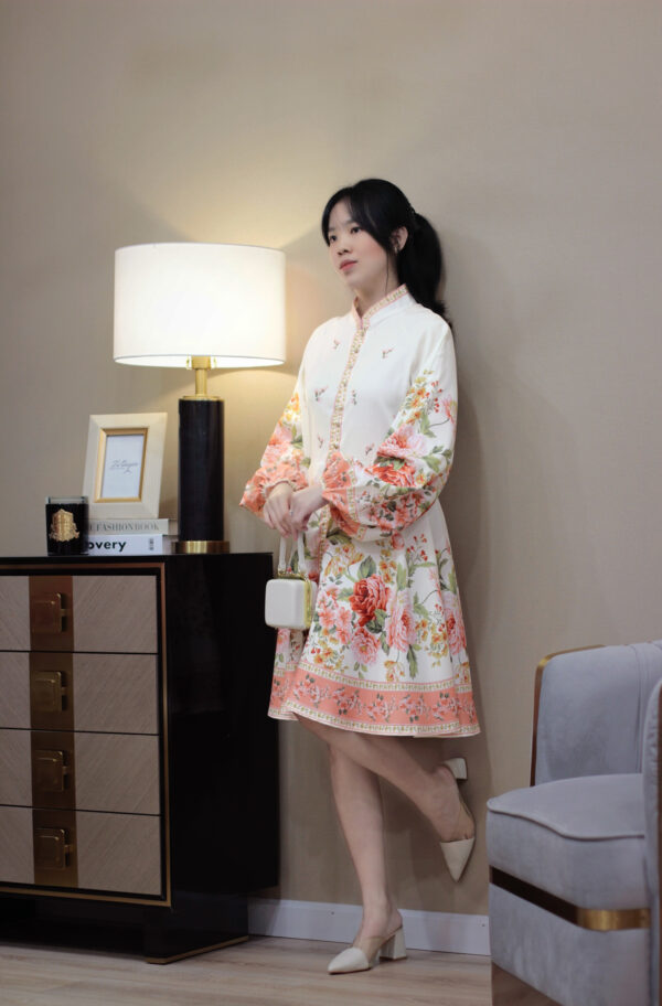 Váy suông hoa cổ cao nút dọc chiết eo tay dài bo chun - Ảnh 5