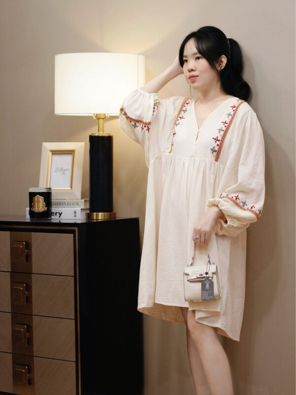 Váy suông cổ chữ V thêu thổ cẩm tay dài bo chun - Phong cách Bohemian, chất liệu thô thoáng mát, thoải mái đi chơi.