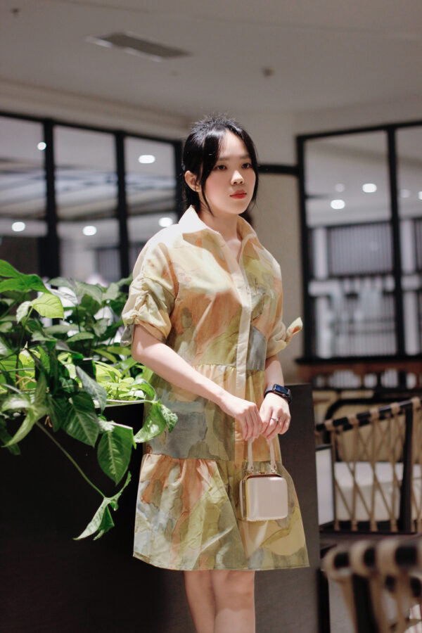Váy suông cổ sơ mi nút dọc đuôi cá tay ngắn kèm dây buộc eo - Ảnh 4