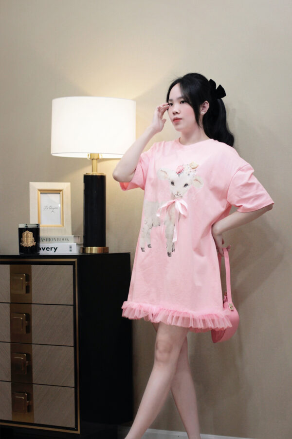 Váy suông cổ tròn in hình cừu đuôi bèo tay ngắn - Hình ảnh 11