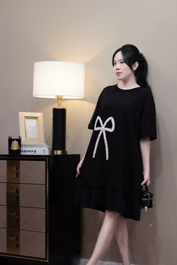 Váy suông thun cổ tròn nơ kết hạt đuôi cá tay ngắn - Thời trang nữ tính, thoải mái - Hình ảnh 3