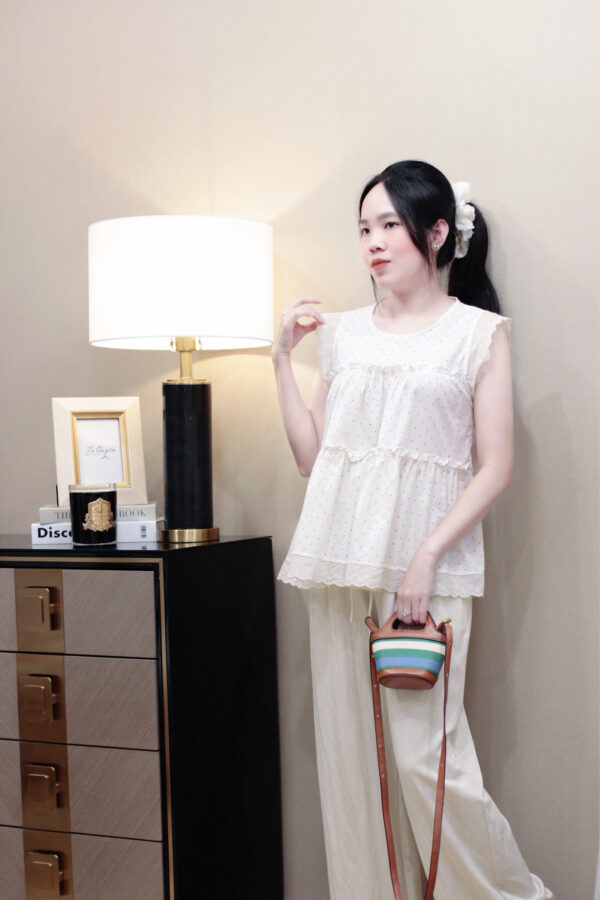 Áo Sơ Mi Nữ Cổ Tròn Chấm Bi Tay Sát Nách Viền Bèo Thô Dáng Vừa Người - Phong Cách Đi Chơi, Du Lịch - Hình ảnh 5