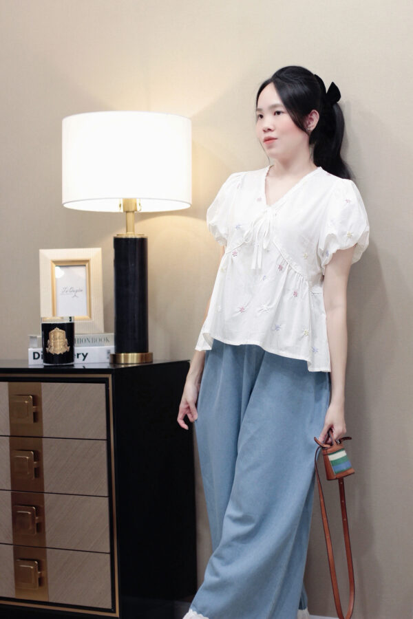Áo Sơ Mi Thêu Hoa Nhí Cổ V Viền Bèo Thắt Nơ Tay Bồng - Hình ảnh 6