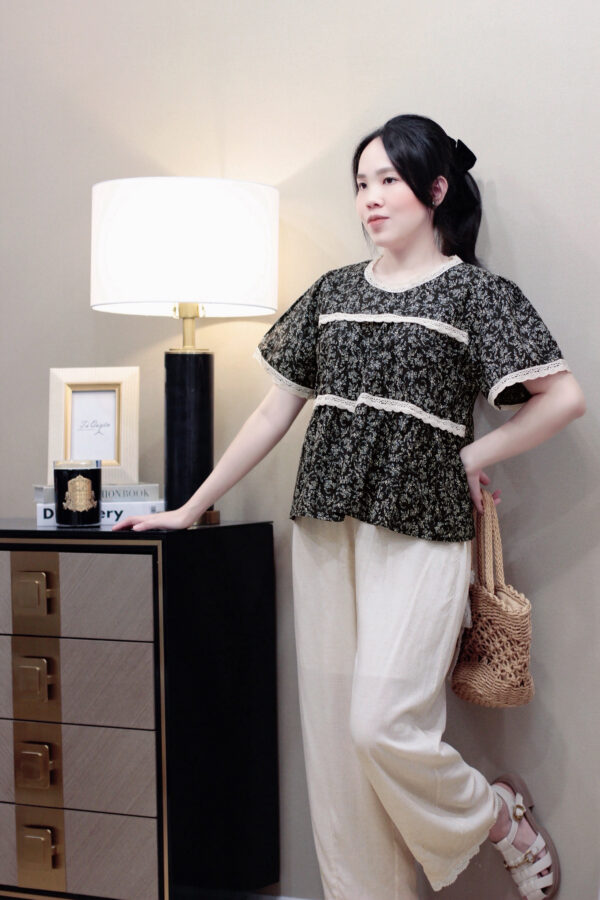 Áo sơ mi nữ hoa nhí cổ tròn viền ren tay ngắn chất liệu thô - Hình ảnh 2