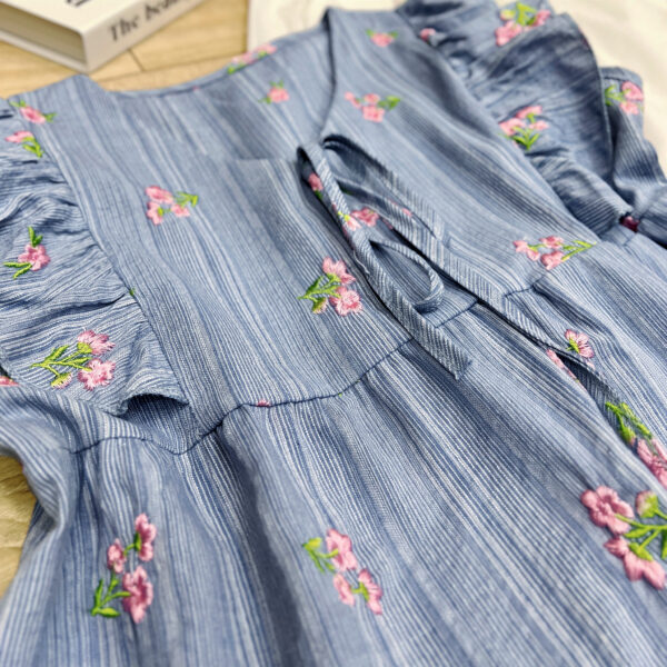 Áo sơ mi nữ thêu hoa cổ tròn cột nơ tay cánh tiên, áo kiểu croptop chất liệu thô thoáng mát đi chơi du lịch - Hình ảnh 4
