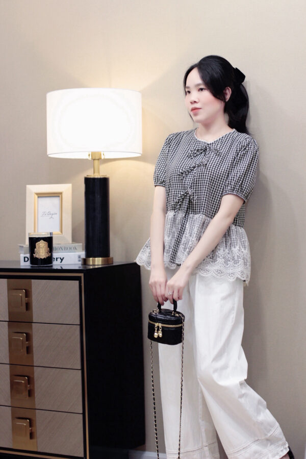 Áo Sơ Mi Nữ Cổ Tròn Caro Cột Nơ Phối Lưới Ren Tay Ngắn Bo Chun - Hình ảnh 2