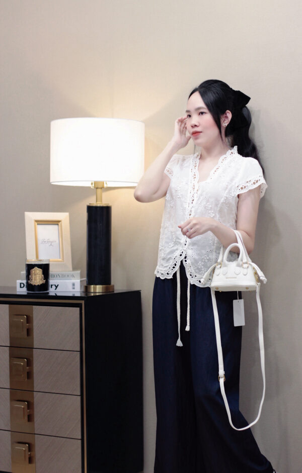 Áo Sơ Mi Thô Cổ V Nút Dọc Đục Lỗ Thêu Hoa Tay Cánh Tiên Đi Chơi Du Lịch - Hình ảnh 6