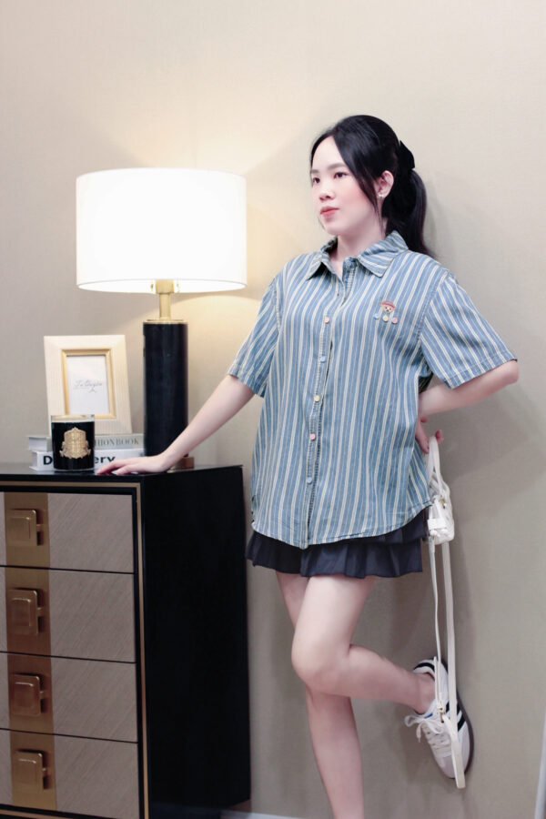 Áo sơ mi kẻ sọc thêu gấu nút dọc phối màu tay ngắn - Ảnh 4